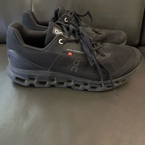 Men’s On Cloud sneakers. Size 10.5